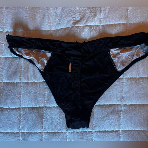 Pretty black underwear with lace accented  thongs - Picture 3 of 4